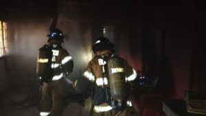 Vivienda es afectada por incendio en La Colorada de Santiago.