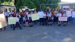 Se oponen a modificación de horario escolar en San Juan de San Francisco.