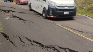 Colapsa vía por las constantes lluvias en Santa Fe.