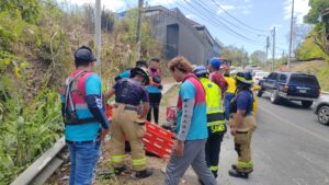 Motociclista colisiona con un taxi en Santiago.