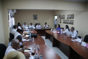 Ministro de Salud participa en reunión del concejo municipal de Las Palmas.