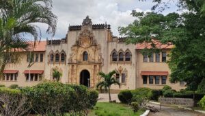 Meduca cambia a directora de la Escuela Normal de Santiago.