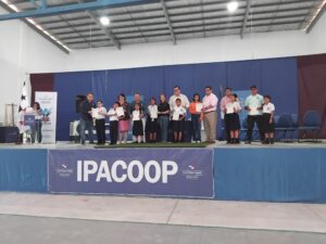 IPACOOP entrega becas a estudiantes en Veraguas.