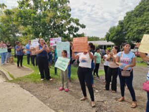 Padres de familia protestan por reajuste de docentes y condiciones de la escuela Juanas B. Macías.