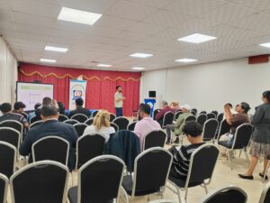 Periodistas y estudiantes fortalecen sus conocimientos en herramientas digitales como la IA.
