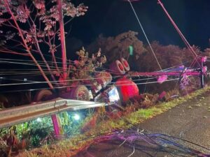 Camión articulado pierde el control y se vuelca en Santiago.