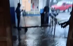 Centro de salud de Santa Fé sufre afectaciones por lluvias.