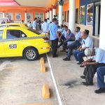 TAXISTAS PROTESTAN POR CAMBIOS EN REVISADO VEHICULAR