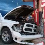 COLISIONA VARIOS VEHÍCULO Y SE ESTRELLA CONTRA PILASTRA