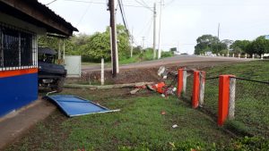 Vehículo impacta con las instalaciones del SINAPROC