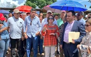 Ministra de Educación realiza recorrido por proyectos escolares en Veraguas.