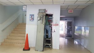 Elevadores de la Policlínica Horacio Díaz Gómez, se necesitan reemplazar con urgencias.