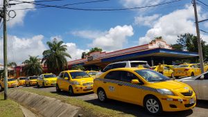 Taxistas en Santiago se quejan por la piratería.